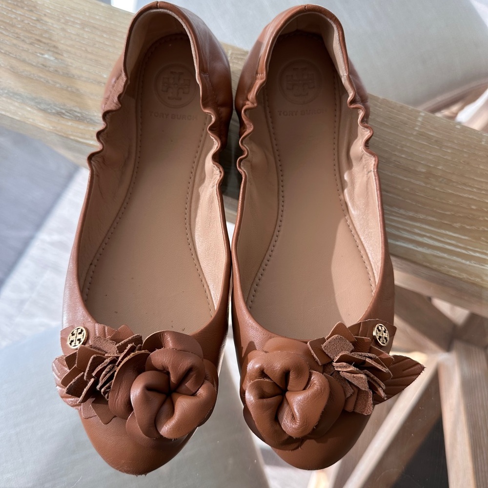 Tory Burch Blossom Floral Ballet Flat shoe Gold Logo Royal Tan Leather size 7